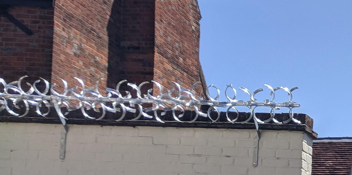 Bordures défensive A été conçu pour dissuader efficacement les agressions et la criminalité. Ce produit est doté d'un revêtement anti-corrosion.