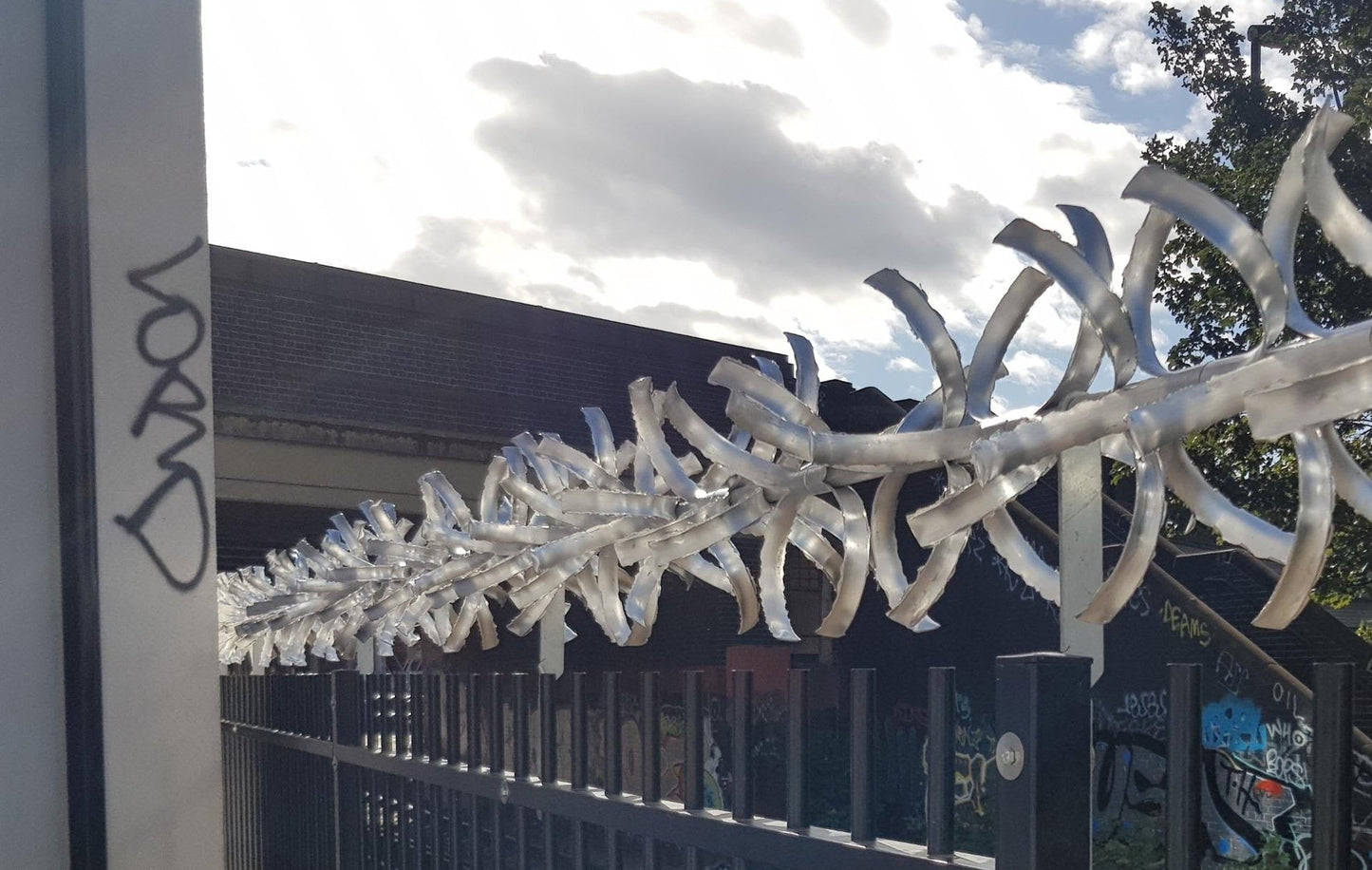 Vandgard®anti-franchissement, Bordure défensive est une clôture de sécurité robuste et redoutable pour toutes les situations de vols ou de vandalisme. Elle est facile d'installation et idéale pour une utilisation sur portes, clôtures, murs, toits et fenêtres. Elle garantit un niveau de sécurité très élevé dand les zones sensibles ou à risque. Conçue pour régler les problèmes d'intrusions,