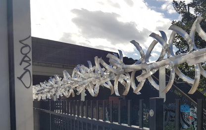 Vandgard®anti-franchissement, Bordure défensive est une clôture de sécurité robuste et redoutable pour toutes les situations de vols ou de vandalisme. Elle est facile d'installation et idéale pour une utilisation sur portes, clôtures, murs, toits et fenêtres. Elle garantit un niveau de sécurité très élevé dand les zones sensibles ou à risque. Conçue pour régler les problèmes d'intrusions,